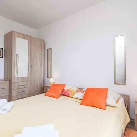 With Parking Space - 24651 Appartamento Rovigno
